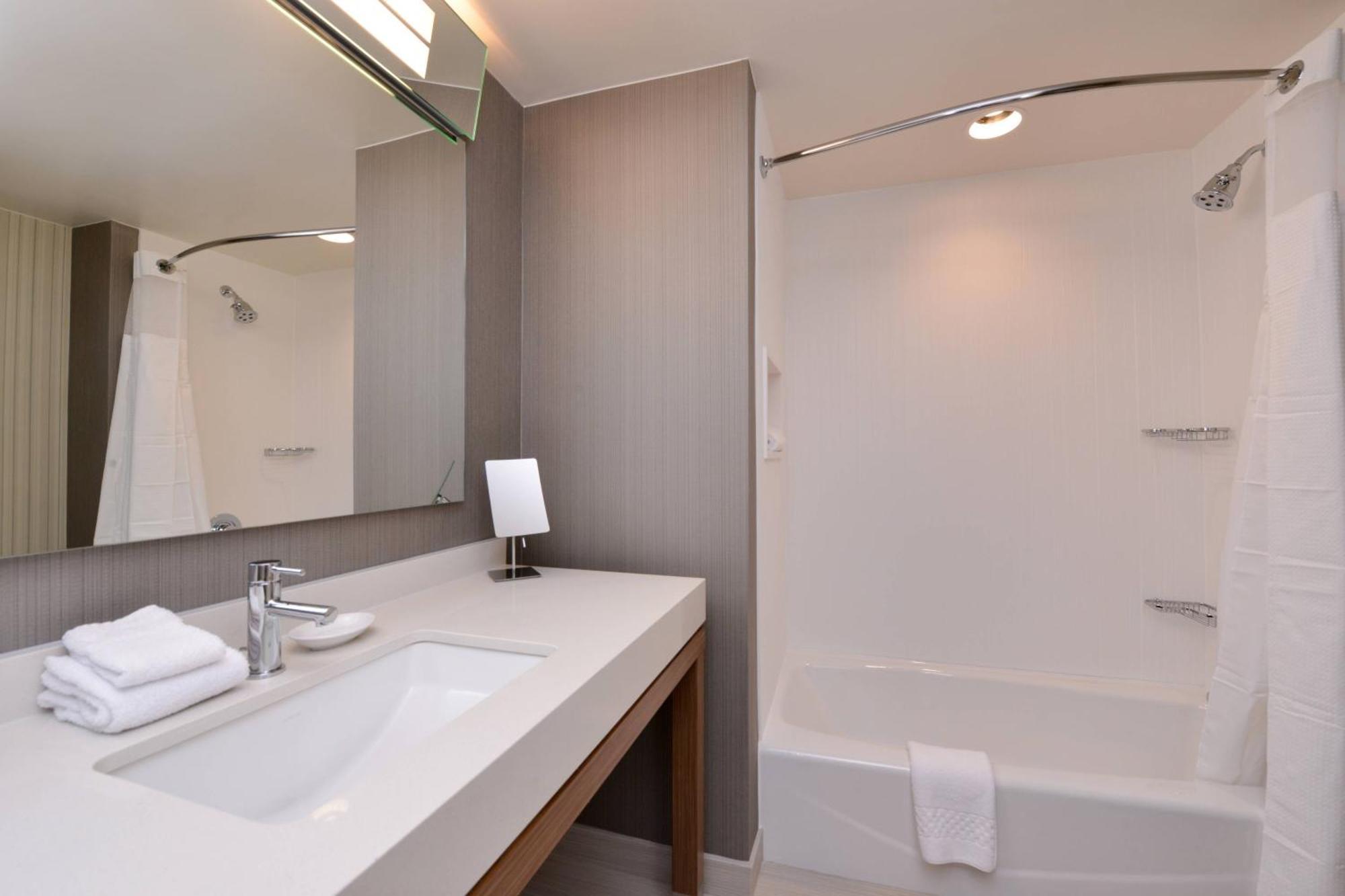 Courtyard By Marriott Toledo North Hotel Ngoại thất bức ảnh